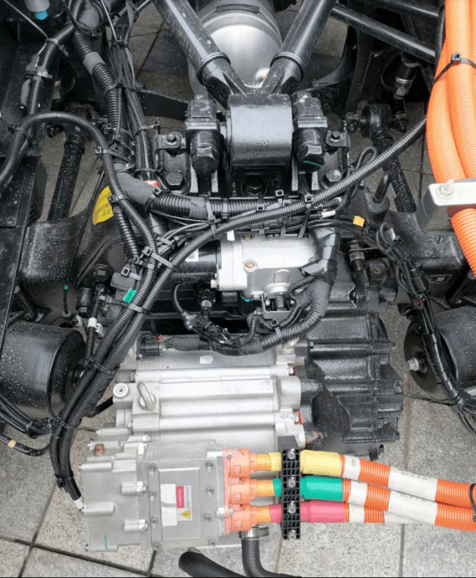 External electric drive axle: The motor and gearbox assembly are connected to the axle housing via a flange. External electric drive axle: The motor and gearbox assembly are connected to the axle housing via a flange.